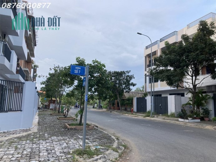 Bán nhà phố Lê Văn Lương Nhà Bè. 3 lầu + sân thượng đường 16m đối diện tòa nhà cho thuê 100 phòng
