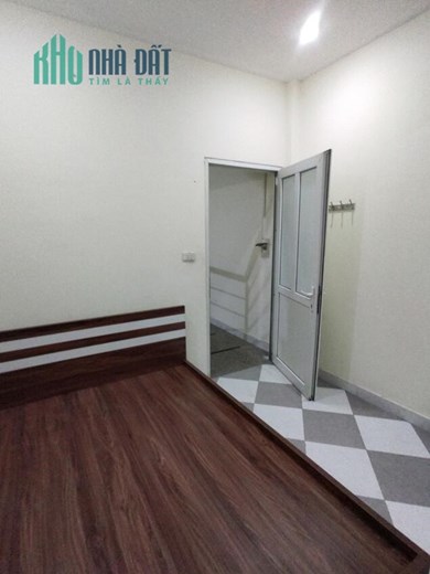 Chính chủ cần cho thuê căn hộ 2 phòng ngủ, 1WC tại chân cầu Long Biên, Hà Nội