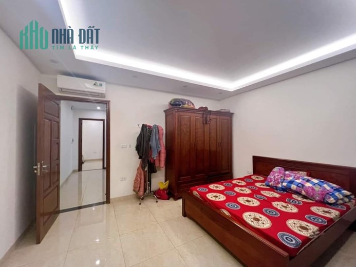 HIẾM!!! Nhà Đẹp Phường Bồ Đề, Ngõ Rộng Gần Hồ, Ôtô Đổ Cổng, 35m2, 5 Tầng, Nhỉnh 3 Tỷ.