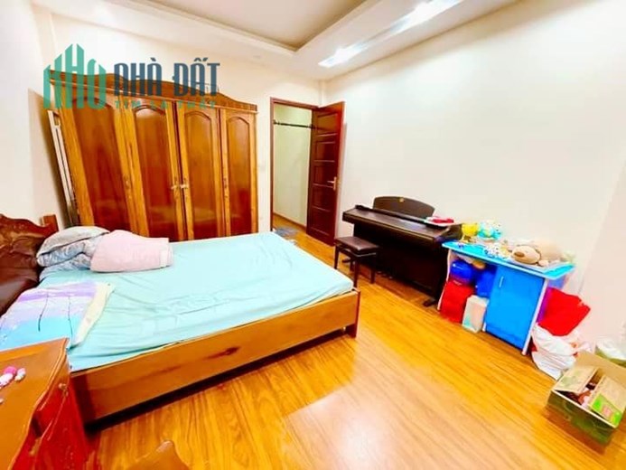 BÁN NHÀ PHỐ GIANG VĂN MINH QUẬN BA ĐÌNH HÀ NỘI - DT:32M2 6 TẦNG 3 P NGỦ MT:3.8M GIÁ: 5.85 TỶ .