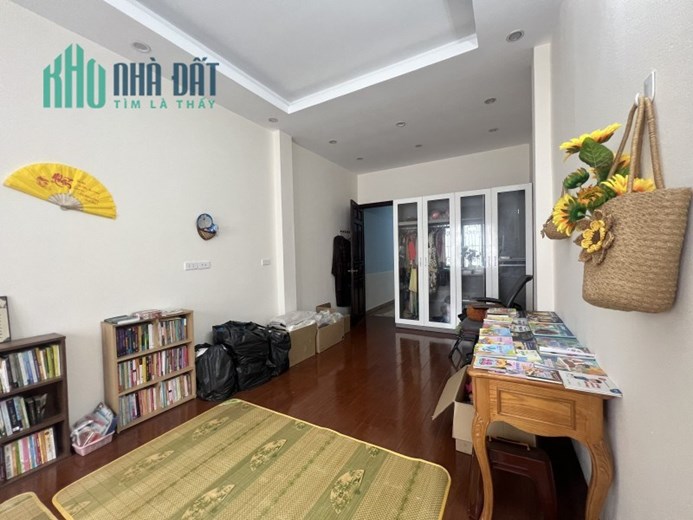 Bán nhà Ngọc Lâm,Long Biên 4 tầng ,56m,gần chợ,hàng hiếm nhỉnh 4 tỷ