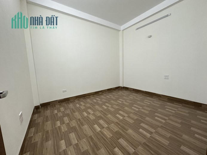 Nhà 4 tầng Ngọc Thuỵ cần bán gấp, Dt 50m, giá 6 tỷ x
