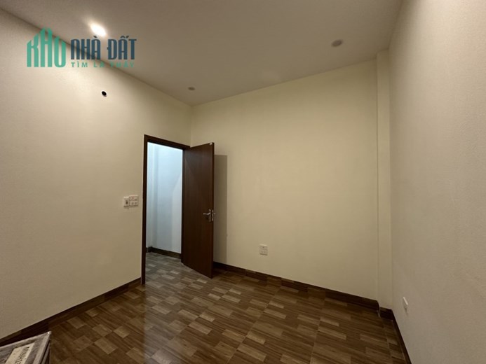 Nhà 4 tầng Ngọc Thuỵ cần bán gấp, Dt 50m, giá 6 tỷ x