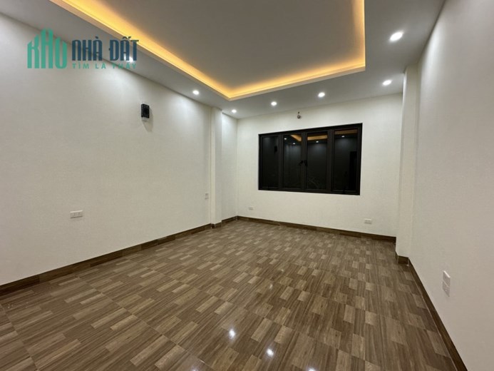 Nhà 4 tầng Ngọc Thuỵ cần bán gấp, Dt 50m, giá 6 tỷ x