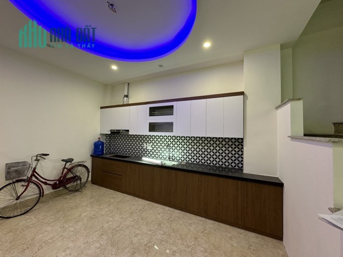 Nhà 4 tầng Ngọc Thuỵ cần bán gấp, Dt 50m, giá 6 tỷ x