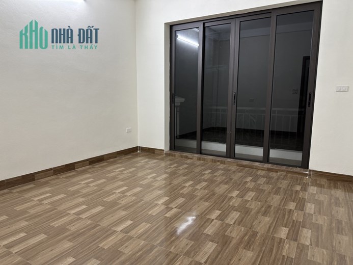 Nhà 4 tầng Ngọc Thuỵ cần bán gấp, Dt 50m, giá 6 tỷ x