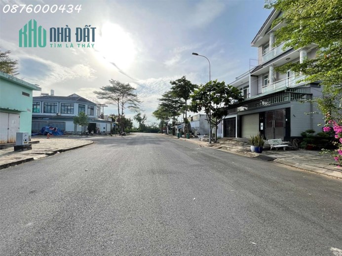 Bán nhà KDC Lập Phúc Đối diện công viên 2500 m2 Lô góc 2MT đường 20m thông  Lê Văn Lương