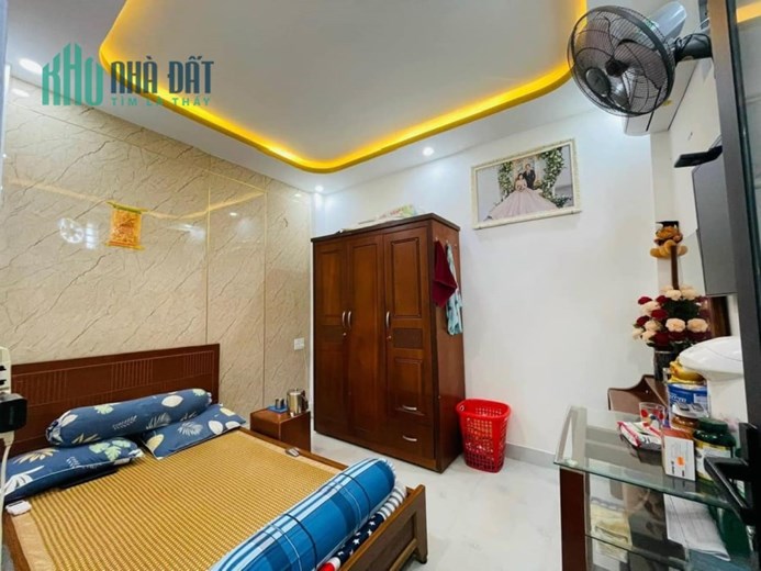 ♪ Nhà Hoàng Diệu Kiệt thẳng, cạnh Công Viên, 3 tầng đẹp