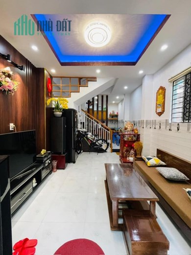 ♪ Nhà Hoàng Diệu Kiệt thẳng, cạnh Công Viên, 3 tầng đẹp