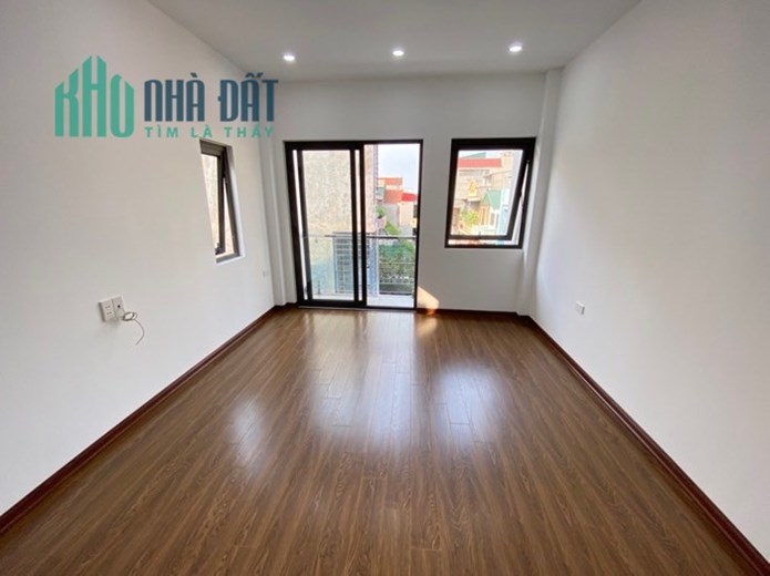 BÁN NHÀ MỚI ĐÓN NĂM MỚI, phố NGỌC TRÌ 40m, 5 tầng, giá 3 tỷ. mới kính koong, chỉ việc ở.