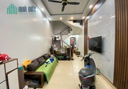 Bán nhà ngõ 193 Văn Cao, diện tích 32m 3 tầng GIÁ 2 tỉ, ô.tô đỗ cửa