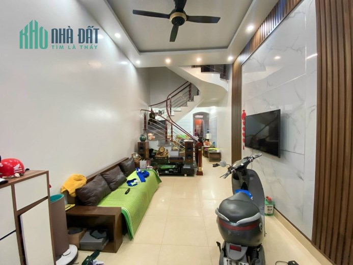 Bán nhà ngõ 193 Văn Cao, diện tích 32m 3 tầng GIÁ 2 tỉ, ô.tô đỗ cửa