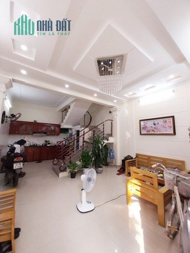 Bán nhà đường Đông Trung Hành, diện tích 40m 3 tầng GIÁ 1.98 tỉ ngõ cực nông