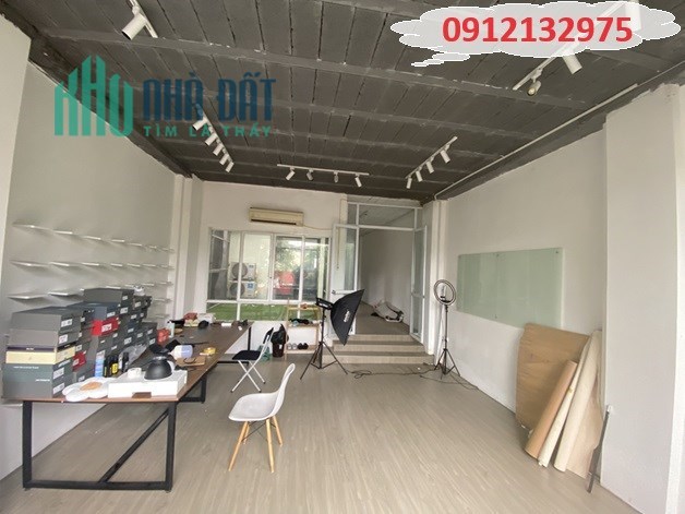 ✨Cho thuê cửa hàng hoặc làm văn phòng tầng 2 mặt phố Nguyễn Hoàng Tôn, Tây Hồ, 8tr/th; 0912132975