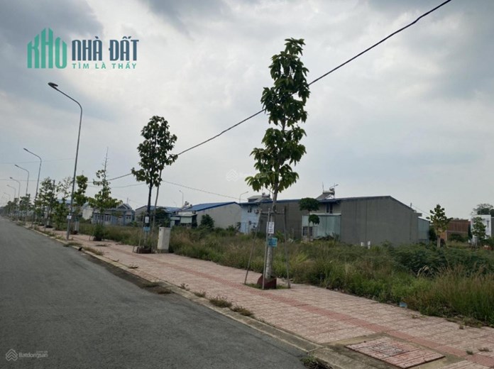 Cần tiền bán gấp lô đất Kim Oanh trung tâm Bến Cát giá 700 triệu, LH 0936039981