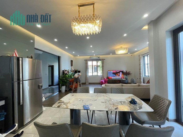 nhà đẹp lô góc Long Biên, 95m x 4 tầng, mặt tiền 9.3m, gara ôtô, full nội thất