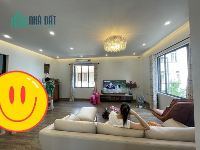 nhà đẹp lô góc Long Biên, 95m x 4 tầng, mặt tiền 9.3m, gara ôtô, full nội thất