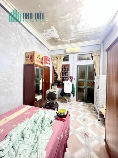 Bán nhà Trương Định- chỉ 2 tỉ hơn- gần 30m2x 3 tầng-vài bước ra ô tô- bán đất tặng nhà- sổ đỏ