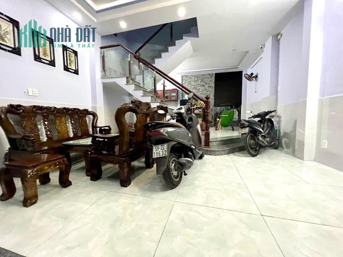Chỉ 2 tỷ - Bán gấp nhà hẻm xe hơi thông - Giáp Gò Vấp - 70m2- 2 tầng - 3pn