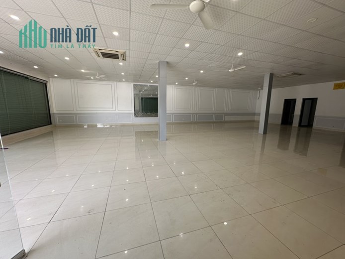 Cho thuê mặt bằng sẵn kinh doanh DT 250m2 góc 2 mặt tiền Liên Bảo