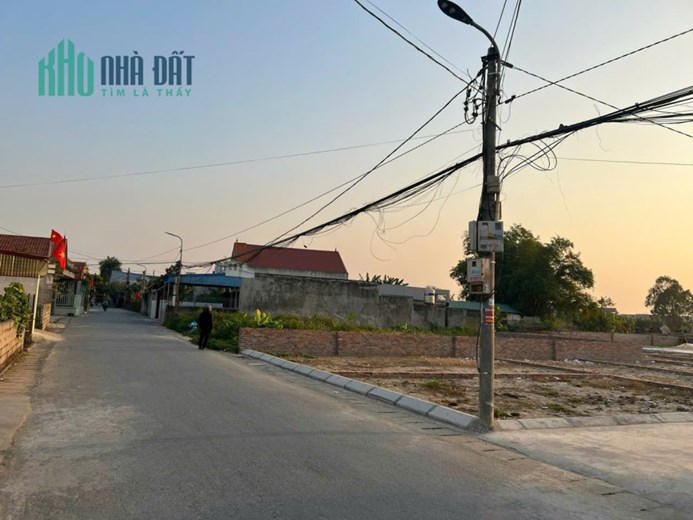 Bán lô đất gần ủy ban Mỹ Đức, mặt đường rộng 7m giá chỉ 550tr bao chi phí sang tên.