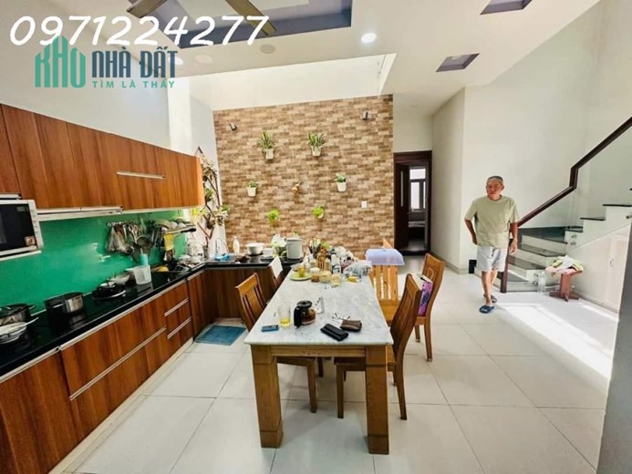 BÁN NHÀ GẦN LÊ VĂN VIỆT - TÂN NHƠN PHÚ B  - THỦ ĐỨC
133M2 [ 7 X19 ] 3 TẦNG - 6PN - 6WC - BTCT - Ô