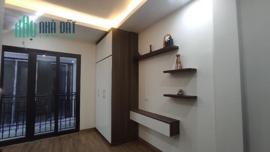 Bán nhà mới THẠCH BÀN, ngõ nông gần chỗ để ô tô, gần chợ.38m x6 tầng.Hơn 3 tỷ.