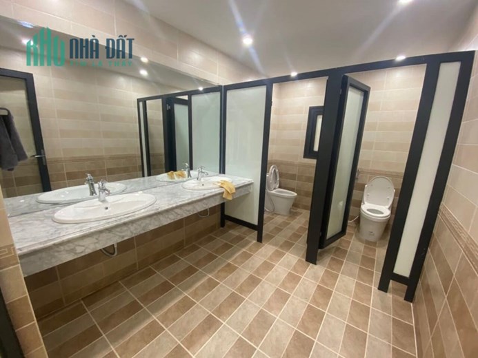 BÁN GẤP TÒA NHÀ QUẬN THANH XUÂN - MẶT PHỐ HOÀNG VĂN THÁI; 120M X 9 TẦNG, GIÁ 52 TỶ.