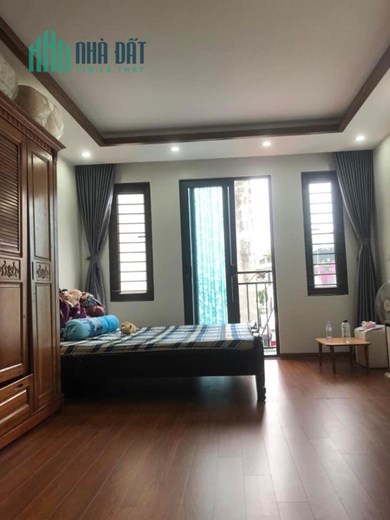 15m ra mặt phố của đống đa. Nhà mới, lô góc.5 tầng, MT 4,2m chưa đến 6 tỷ
