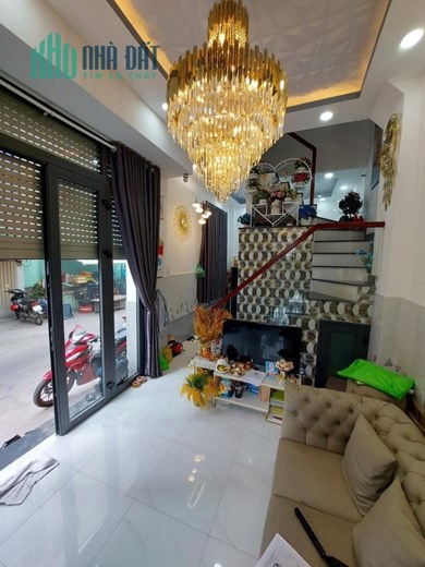 NHÀ GÓC 2 MẶT Ở NGAY HẼM VỊ TRÍ KINH DOANH SUNG QUẬN 4 HẼM XE HƠI ĐỔ CỬA CHỈ 4 TỶ HƠN