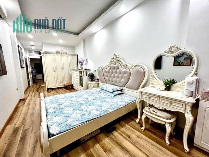 Phân lô Vip Trần Quý kiên  60m - 12 tỷ , vỉa hè to