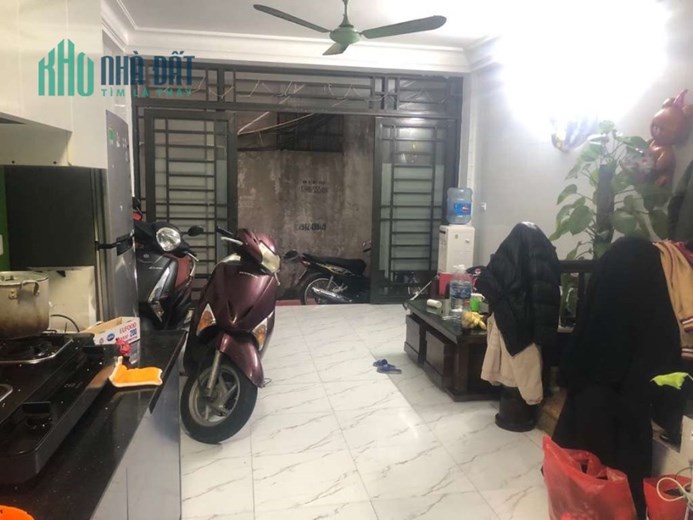 Rẻ, 3 tỷ 3 có nhà đẹp Ngọc Lâm, Long Biên, sát phố trung tâm, tiện ích gần, rộng 32m2x 4 tầng