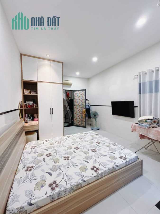 Nhà đẹp Giảm 1,1 tỷ Ngang 3.6x10m- đúc 4 tấm Đoàn Văn Bơ Q4 có 4 tỷ
