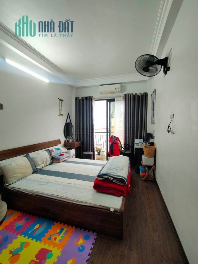 GẤP! GẤP! Bán NHANH 1 tháng Nhà đẹp Dân xây Giang Biên, DT 36m2 4 T, MT 4m, giá 3.1 tỷ