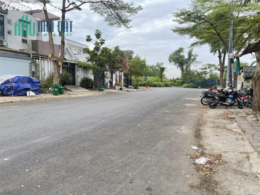 Định cư nước ngoài bán gấp nhà phố Lê Văn Lương Nhà Bè. DT 7m x 20m MT đường 20m cách SC.VivoCIty