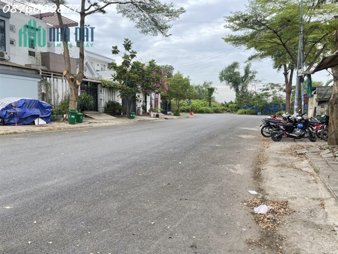 Định cư nước ngoài bán gấp nhà phố Lê Văn Lương Nhà Bè. DT 7m x 20m MT đường 20m cách SC.VivoCIty