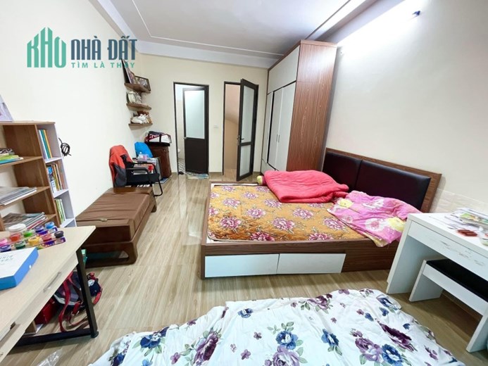 Bán nhà Đội Cấn, 40m, 5 tầng, 4 phòng ngủ, cách phố 20m, lô góc 3 mặt thoáng, giá chỉ 5 tỷ