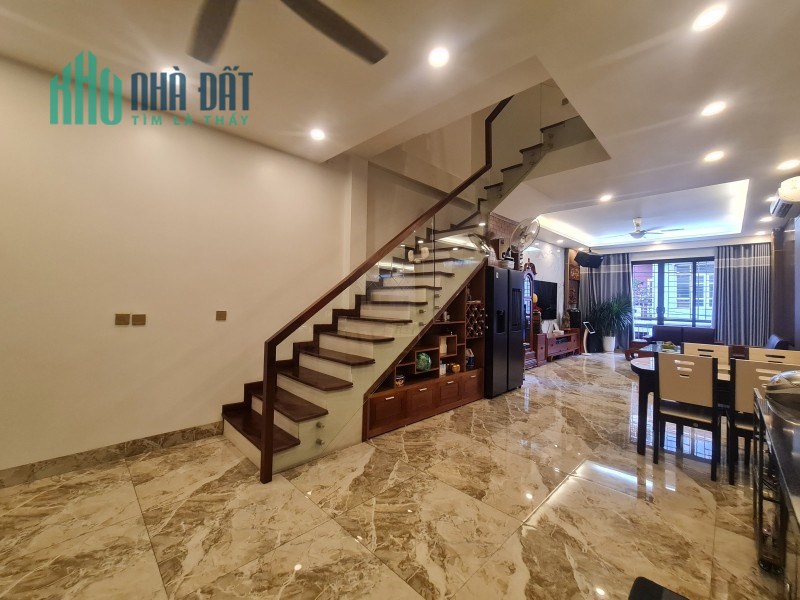 Nhà Đẹp Đón Tết, 6 Tầng, Thang Máy, Gara Ôtô, Cách 10m ra mặt phố Hồng Tiến, Ở ngay.