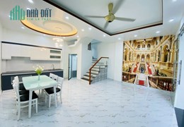 Bán nhà xây mới ngõ 51 Hồ Sen, diện tích 62m 3 tầng sân cổng riêng, GIÁ 2.85 tỉ