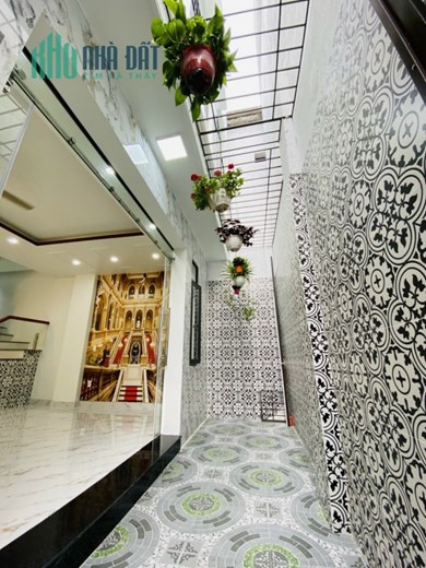 Bán nhà xây mới ngõ 51 Hồ Sen, diện tích 62m 3 tầng sân cổng riêng, GIÁ 2.85 tỉ