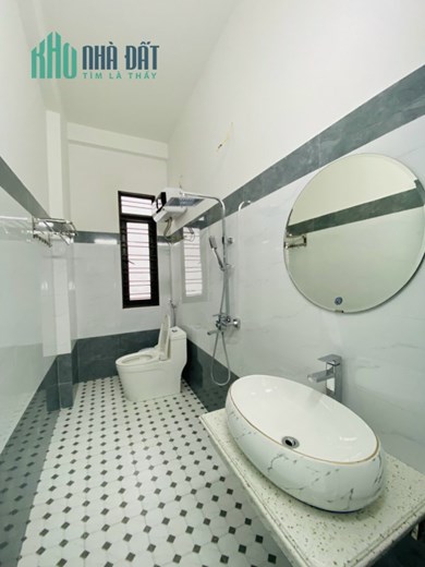 Bán nhà xây mới ngõ 51 Hồ Sen, diện tích 62m 3 tầng sân cổng riêng, GIÁ 2.85 tỉ