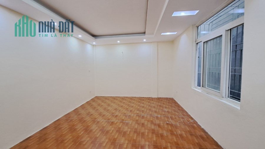 Bán nhà 34m 4T Bồ Đề, Long Biên ,nhỉnh 3 ty oto ,KD.