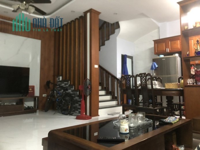 Bán nhà Ngọc Lâm,Long Biên 5 tầng,41m,Mt6.2 gần oto tránh nhỉnh 4 tỷ