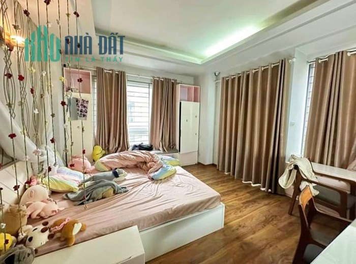 Nhà Hoa Bằng Cầu Giấy 43m5t giá 11.8 tỷ, lô góc, ô tô tránh, nội thất xịn