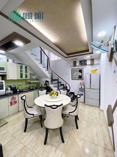Bán nhà ngõ 193 Hồ Sen thông Chợ Hàng, 42m 4 tầng GIÁ 2.4 tỉ