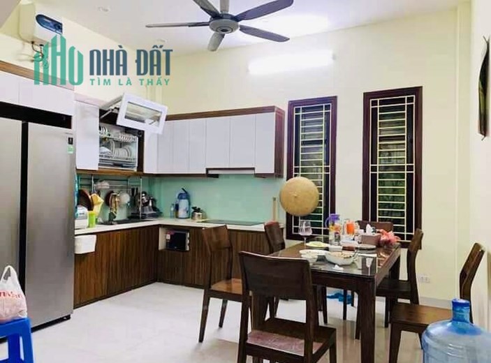 Bán nhà Phạm Tuấn Tài Hoàng Quốc Việt 62m4t giá 10.9 tỷ, phân lô, ô tô, 2 thoáng