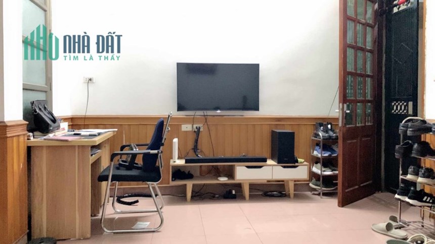 Bán gấp Tập thể Hoàng Quốc Việt 3PN, 78m2, ô tô đỗ cầu thang, mới đẹp, 1.9 tỷ