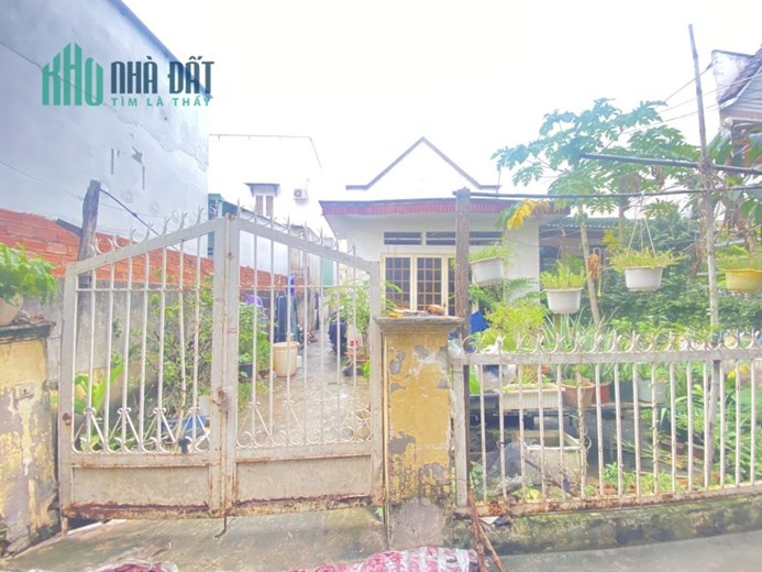 Nhà bán DT 180m2, Ngang bề thế 7m, vị trí đẹp, HBC, Thủ Đức, Giá 7x ty