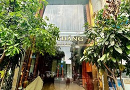 - Cho thuê nhà mặt phố Núi Trúc, chính chủ, mặt tiền 4,5 mét, 2 tầng cửa kính.