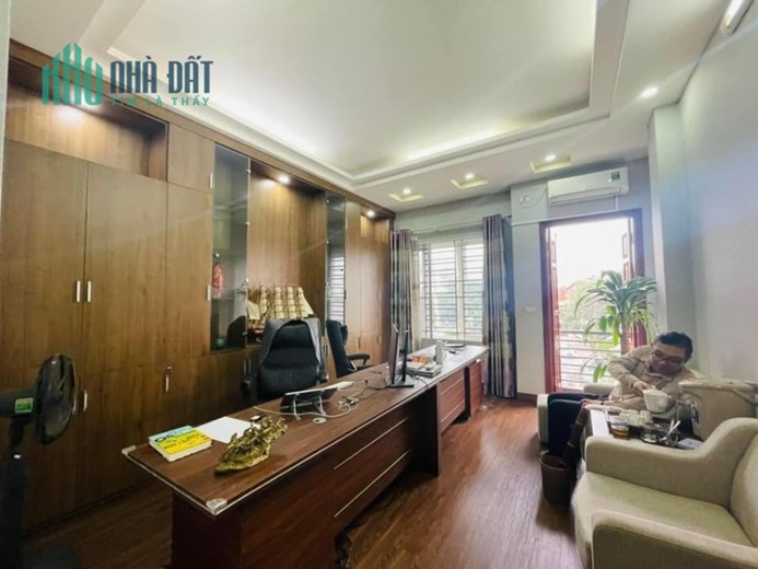 Bán Nhà Phân Lô Phố Trần Quốc Hoàn Quận Cầu Giấy. 70m Xây 5 Tầng Mặt Tiền 4,2m Nhỉnh 15 Tỷ. Cam Kết